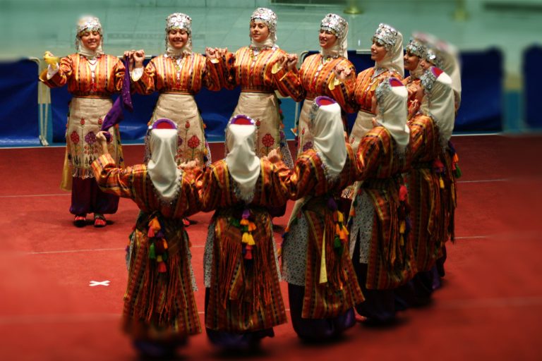 Traditionelle Folkloretänze Aus Verschiedenen Regionen Der Türkei ...